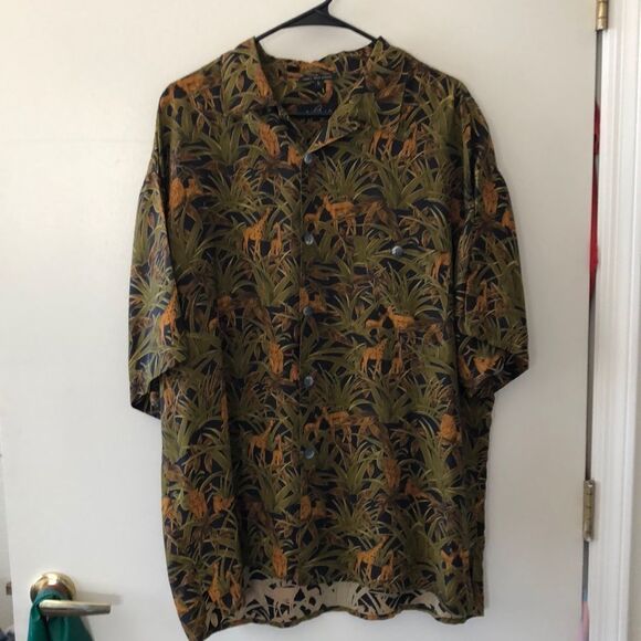 Gillio Short Sleeve Button Down size L gently used - Picture 1 of 4